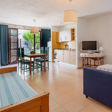 Cozy Getaway W/ Pool In By Lovelystay Apartman *