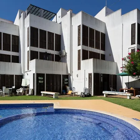 Cozy Getaway W/ Pool In By Lovelystay Apartman